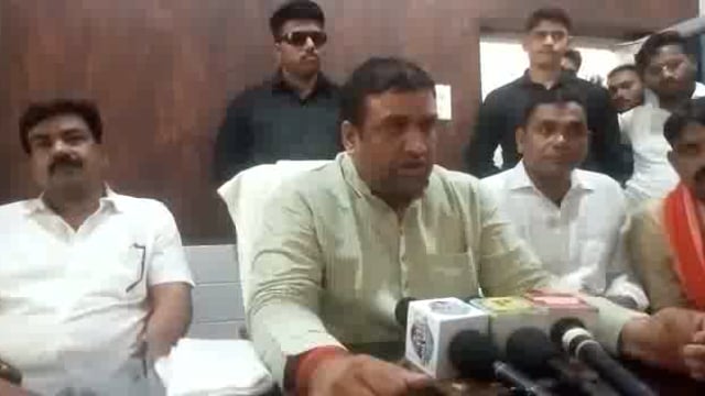 उन्नाव।

विधायक अनिल सिंह का बयान बाबा का बुलडोजर जल्द पुरवा लोट बिछिया में एक सभा को संबोधित करते हुए दिया बयान।#ABVP 