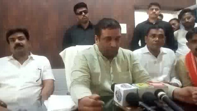 उन्नाव।

विधायक अनिल सिंह का बयान बाबा का बुलडोजर जल्द पुरवा लोट बिछिया में एक सभा को संबोधित करते हुए दिया बयान।#ABVP 