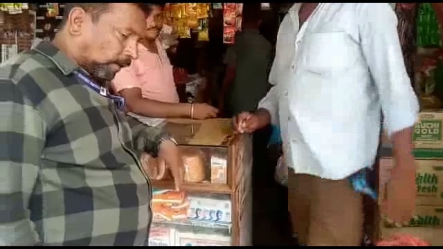 नगरपरिषदेची दुकानांवर कार्यवाही सुमारे 3 क्विंटल कॅरीबॅगच्या पिशव्या केल्या जप्त