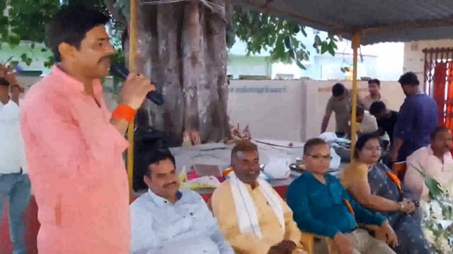 सीतापुर के महमूदाबाद गायत्रीपुरम में नगर पालिका द्वारा लगाई गई स्ट्रीट लाइट का चेयरमैन ने फीता काटकर उद्धघाटन किया गया।