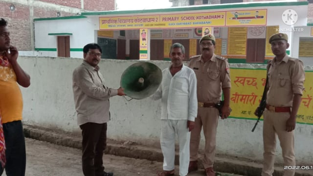 बदोसराय में मंदिर और मस्जिदों से उतराये गए लाउडस्पीकरो को पुलिस ने स्कूलों में किया दान 