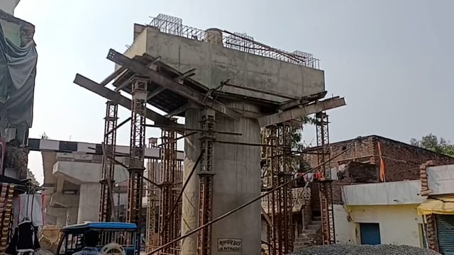 अतिक्रमण के चलते अधर में लटका फ्लाईओवर
