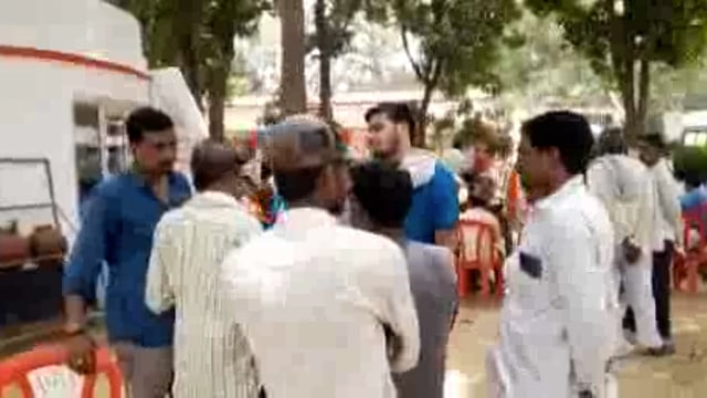 लहरपुर के नबीनगर स्थित मंदिर की आबादी की जगह में रखी दुकानों को हटवाने व अवैध वसूली का मामला 