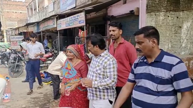 महानगर में संभ्रांतसामाजिक लोगों ने किया शरबत वितरण का कार्यक्रम