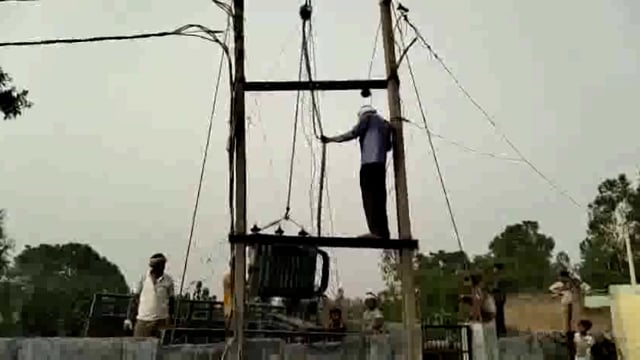 लहरपुर में एक सप्ताह से खराब पड़ा बदला गया ट्रांसफार्मर, ग्रामीणों में खुशी की लहर