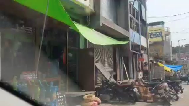 नवाबगंज नगर में पूर्व में प्रशासन द्वारा हटाया गया अतिक्रमण व्यापारियों ने फिर से शुरू किया अतिक्रमण