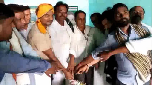 लालू प्रसाद के जन्मदिन पर धोरैया में राजद कार्यकर्ताओं ने काटा केक