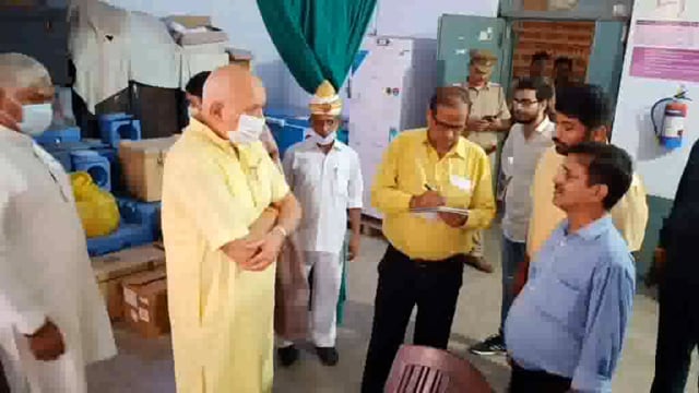 महमूदाबाद में  सीएचसी पहुँचकर तीन मंत्रियों ने किया औचक निरीक्षण ,अस्पताल में मिली कमियों पर अधीक्षक को लगाई गई फटकार 