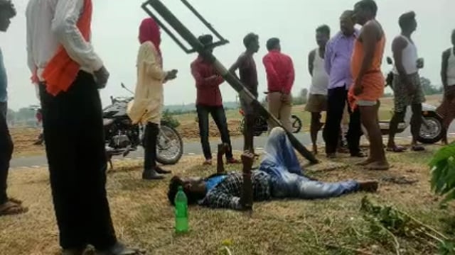 अनियंत्रित मोटरसाइकिल सड़क किनारे खम्भे से टकरायी, युवक ज़ख्मी