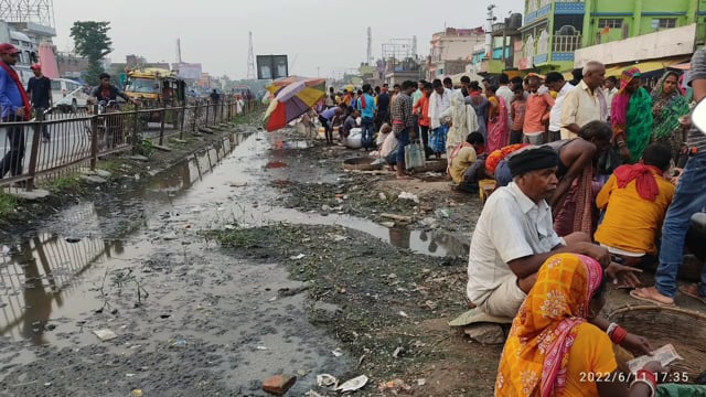 कोढ़ा प्रखंड के गेड़ाबाड़ी बाजार मछली पट्टी में गंदे पानी दे रही है किसी बड़े बीमारी को दावत।