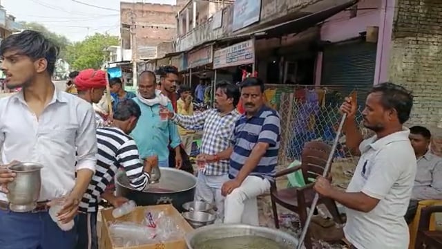 पट्टी कस्बे में समाजसेवियों ने शरबत वितरण कार्यक्रम का किया आयोजन