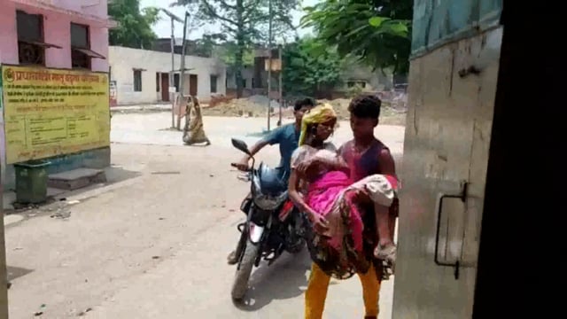 shravasti: बाइक की ठोकर से महिला हुई गिर कर गंभीर रूप से घायल स्थानीय लोगों ने इलाज के लिए पहुंचाया अस्पताल