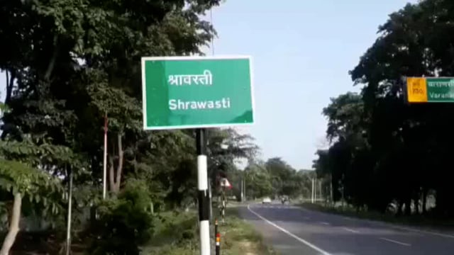 श्रावस्ती में बीच सड़क पर पुरुष ने एक महिला को जमकर पीटा 