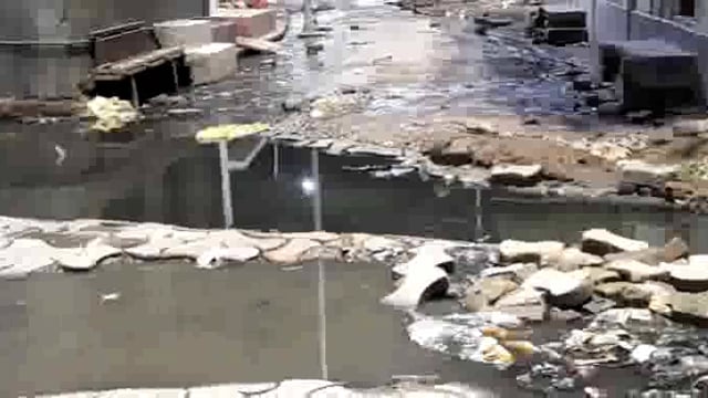 लहरपुर के मोहल्ला शेख टोला सुन्नी वक्फ बोर्ड चेयरमैन घर से सामने फूटी पाइप लाइन, तालाब में तब्दील हुई सड़क