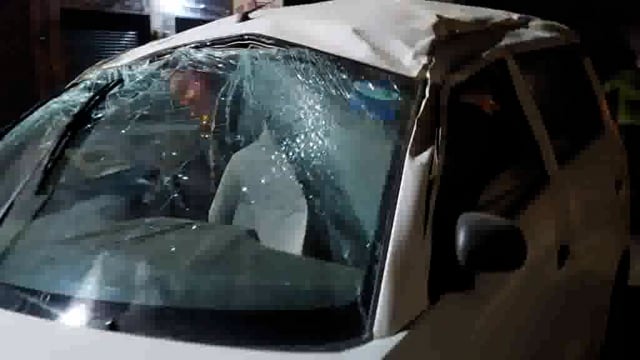 सीतापुर के नूरपुर के निकट ट्रक से पास लेने के चक्कर में अनियंत्रित कार पलटी बाल-बाल बचे लोग कार क्षतिग्रस्त।