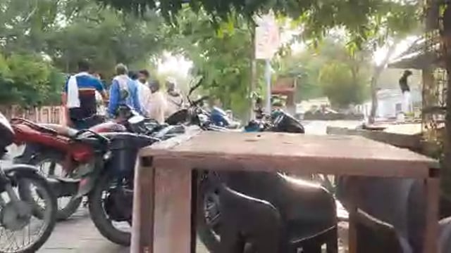 नवाबगंज आमने-सामने दो मोटरसाइकिल सवार की हुई भिड़ंत हुआ विवाद लोगों द्वारा कराए गए मामले को शांत