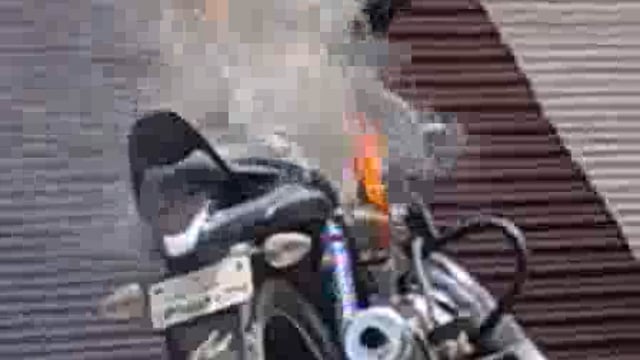 धू-धू कर जली बाइक:चालक ने कूद कर बचाई अपनी जान