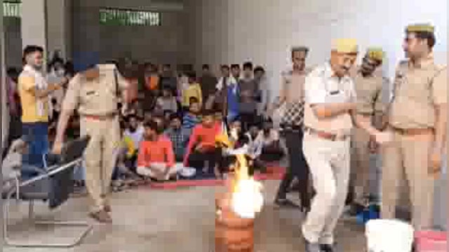 लालगंज फायर स्टेशन परिसर में आग से बचने के लिए युवक और युवतियों को सिखाया जाए तरीके।