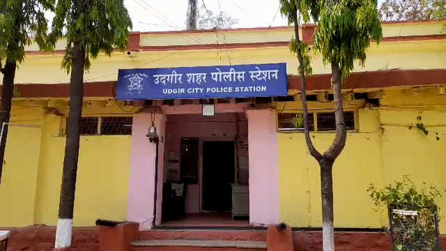 पान शॉप मध्ये चार्जिंगला लावलेला सॅमसंग कंपनीचा मोबाईल पळविला शहर पोलिसांत गुन्हा दाखल