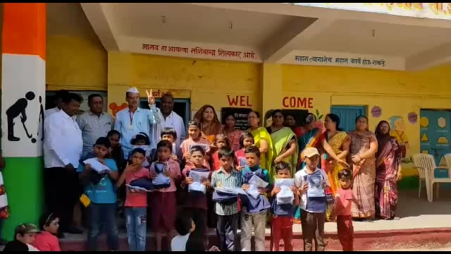 नागलगाव जिल्हा परिषदेच्या शाळेत विद्यार्थ्यांना शालेय पुस्तकांचे वाटप