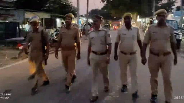 देश में बिगड़ते माहौल को लेकर मिश्रौलिया पुलिस द्वारा थाना क्षेत्र में किया गया पैदल गस्त