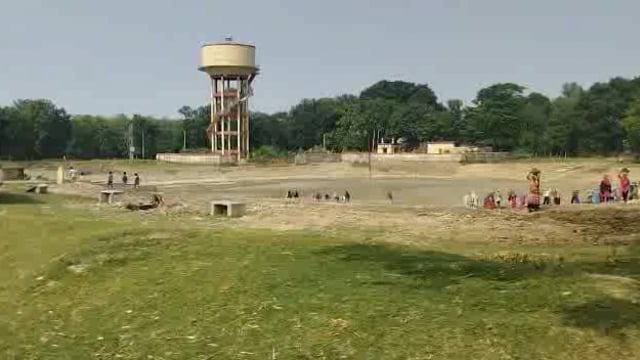 ग्राम प्रधान द्वारा कराया जा रहा पोखरे का सुन्दरीकरण 