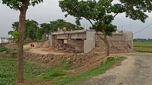 गोपी नगर सधैली में पुल निर्माण में मिटटी भराई कार्य से ग्रामीण नाराज।