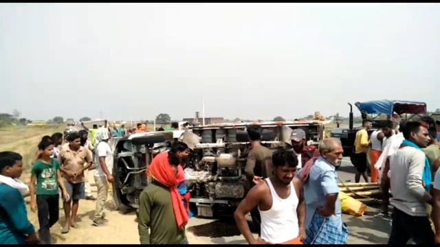 मैजिक वाहन पलटने से एक कि मौत व सात घायल