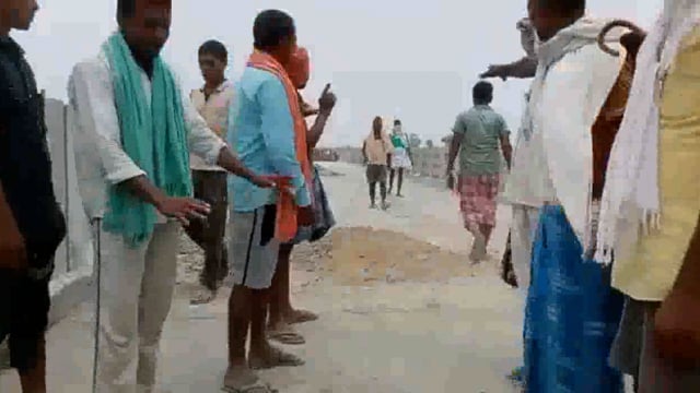 सिमरी बख्तियारपुर प्रखंड के कनारिया ओपी से पश्चिम बन रही पुल में आई दरार, ग्रामीणों ने मचाया हंगामा