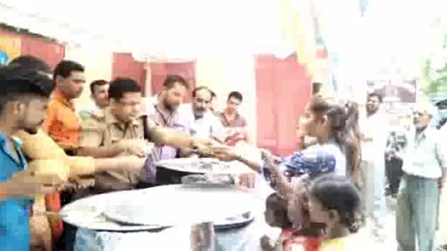 सीतापुर में सिविल लाइन के चौकी इंचार्ज ने कराया भंडारा प्रसाद लेने पहुंचे कोतवाल और एडिशनल एसपी