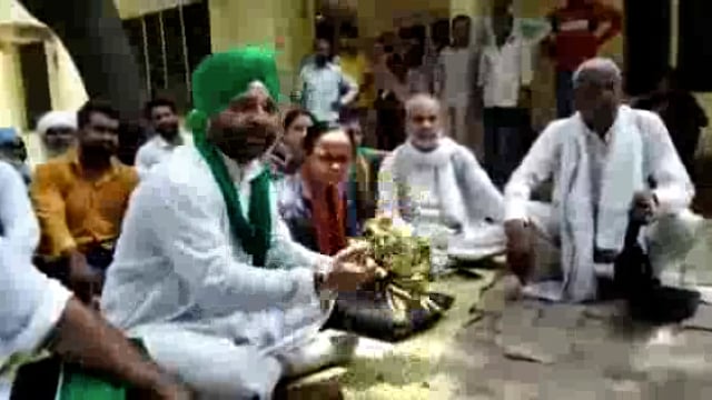 सीतापुर में किसान संगठन ने एक्सीयन के आवास को घेर कर किया प्रदर्शन