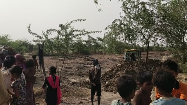 प्रतापगढ़ जिले के बिहार ब्लाक केटेकी पट्टी में तालाब और चकमार्ग पर जेसीबी से हो रहा कार्य खंड विकास अधिकारी मौन