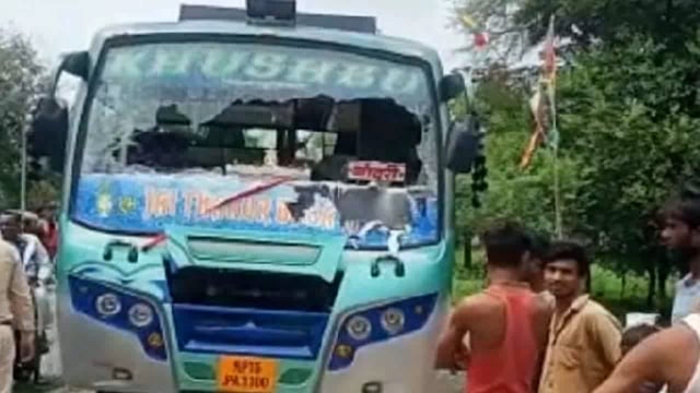 पथराव कर बस सवार बारातियो को दौड़ा-दौड़ाकर पीटा,50 लोग हुए जख्मी ,रोड़ेबाजी कर बस के सभी शीशे तोड़े