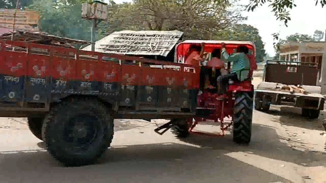 रोड पर अपने खड़े कर इधर उधर चले जाने वाले  लोगों की क्या नही है जिम्मेदारी ,यदि  कोई हादसा हो जाये तो कौन होगा जिम्मेदार
