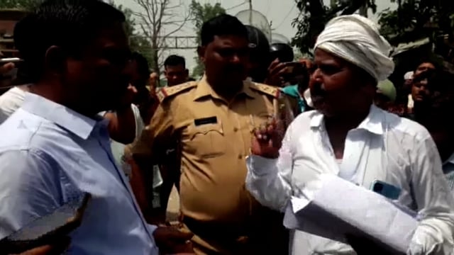 लहरपुर के तंबौर में पूर्व चेयरमैन द्वारा ध्वस्त बिजली व्यवस्था के विरोध में प्रदर्शन किया गया