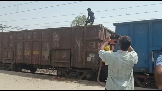 कोयला लदी हुई मालगाड़ी में आग लगने से मचा हड़कंप,फायर ब्रिगेड के कर्मचारियों को दी सूचना,शुजातपुर रेलवे स्टेशन का मामला