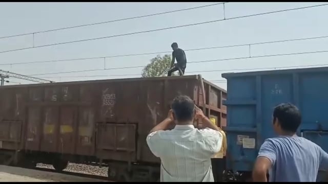 कोयला लदी हुई मालगाड़ी में आग लगने से मचा हड़कंप,फायर ब्रिगेड के कर्मचारियों को दी सूचना,शुजातपुर रेलवे स्टेशन का मामला