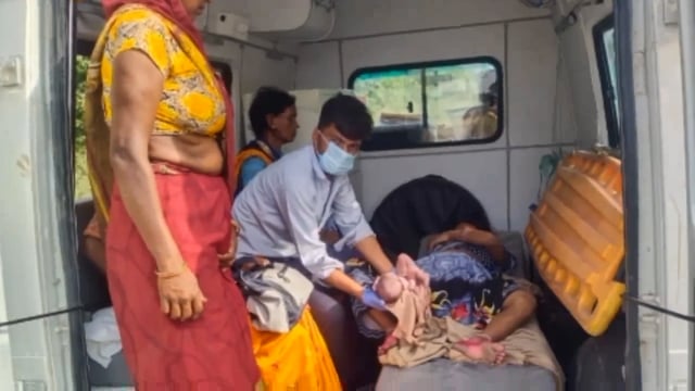 नीलगांव रोड पर  सरकारी एंबुलेंस में हुआ महिला का प्रसव चालक व परिचालक कि सतर्कता से जच्चा बच्चा सुरक्षित CHC में भर्ती 