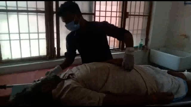 रुकुनपुर मोड़ के पास दो बाइकों की भिड़ंत में 4 लोग हुए घायल,कड़ा धाम पुलिस ने अपनी सरकारी जीप से पहुंचाया अस्पताल