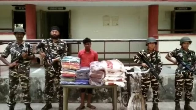 सिद्धार्थनगर जिले के पकडिहवा बार्डर के पास एसएसबी के जवानों प्रतिबंधित कपड़े की तस्करी करते समय 1 तस्कर को किया गिरफ्तार