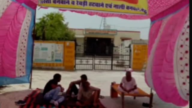 आम रास्ते पर अतिक्रमण को लेकर बैठे ग्रामवासी भूख हड़ताल पर