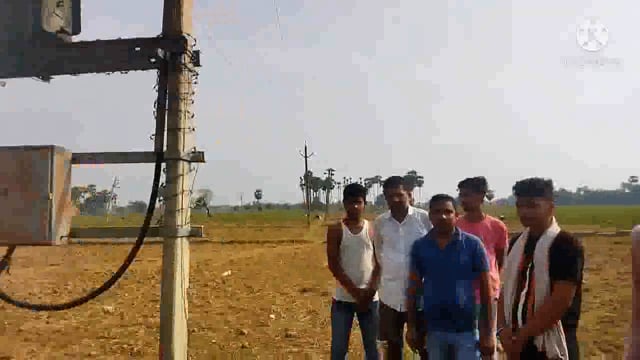 बिजली के लो वोल्टेज से परेशान तकीपुर के ग्रामीणों ने बिजली विभाग के जेई के खिलाफ किया प्रदर्शन