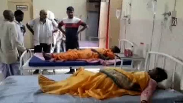 सदर प्रखंड के हरीबारी गांव में जयमाल के दौरान छज्जा गिरने से दो दर्जन लोग हुए घायल