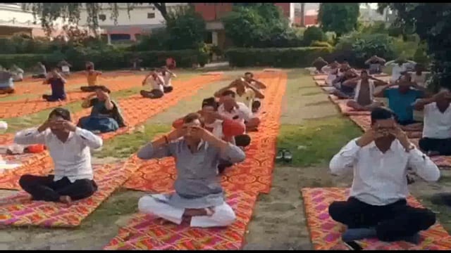 विश्व योग दिवस के पूर्व श्री गांधी इंटर कॉलेज मैदान में किया गया योगाभ्यास भाजपा विधायक रहे मौजूद