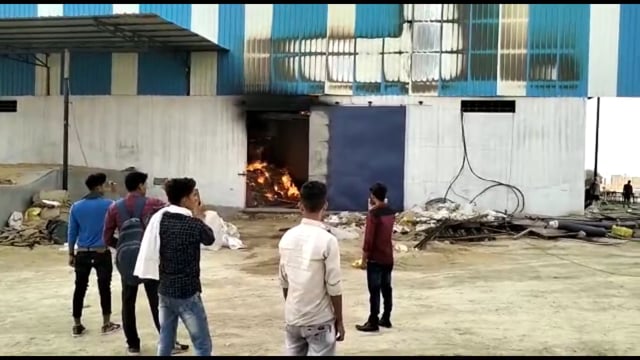 परसरा स्थित पूर्व BJP विधायक संजय कुमार गुप्ता की धान मिल में लगी भीषण आग,फायर ब्रिगेड की 4 गाड़ियों ने आग पर पाया काबू
