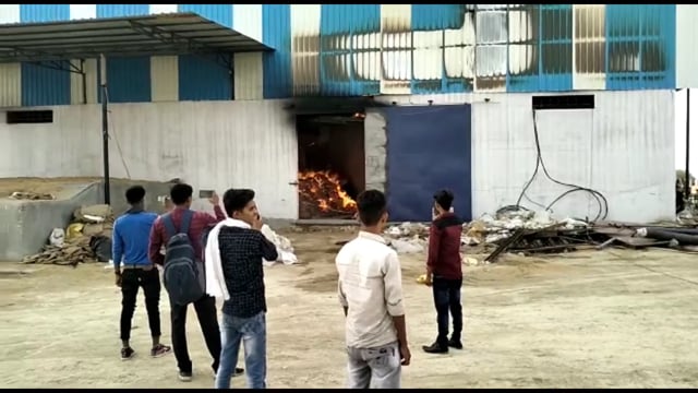 परसरा स्थित पूर्व BJP विधायक संजय कुमार गुप्ता की धान मिल में लगी भीषण आग,फायर ब्रिगेड की 4 गाड़ियों ने आग पर पाया काबू