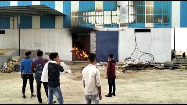 परसरा स्थित पूर्व BJP विधायक संजय कुमार गुप्ता की धान मिल में लगी भीषण आग,फायर ब्रिगेड की 4 गाड़ियों ने आग पर पाया काबू