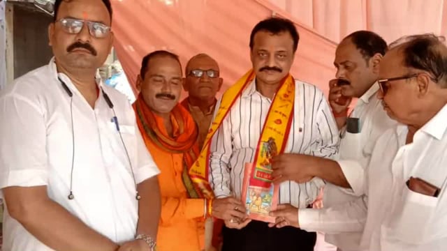 संकटमोचन धाम में कलेक्ट्रेट कि तरफ से भंडारा आयोजित, DM,SP, ASP, CO, पहुंचे ग्रहण किया प्रसाद,जिला प्रसासन हुआ भक्तिमय