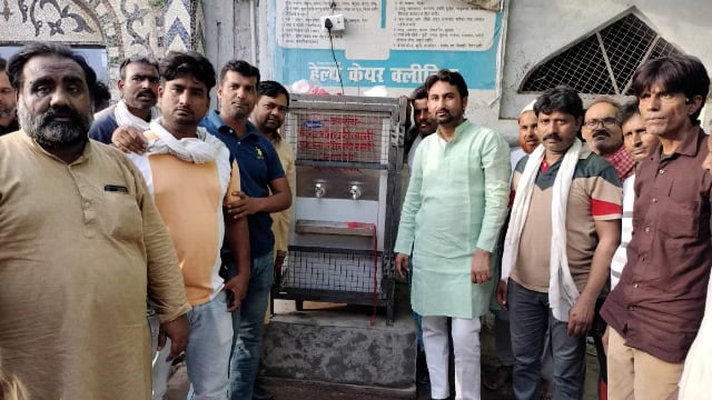 रामसनेहीघाट: भीषण गर्मी में राहगीरों के लिए युवा समाजसेवी चौधरी जामी लगातार लगवा रहे वाटर कूलर