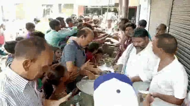 लहरपुर के खत्रियाना चौराहे पर नगर पालिका परिषद के पूर्व प्रत्याशी हाजी जावेद के द्वारा भव्य भंडारे का आयोजन किया गया